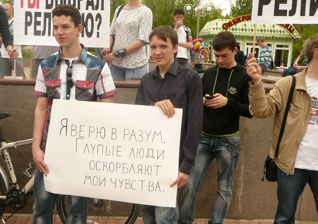 Выяснять, кто эти три юных мальчика на нижнем фото, и что они делают среди воинствующих атеистов и людей с выраженным педерастическим менталитетом оставлю на совести их родителей и однокурсников. Пусть пока останутся в безвестности и участники гей-митинга с двух верхних фото. Если кто из читателей их опознает - буду благодарен. Я же порядком устал вести перепись томских педерастов и лесбиянок...