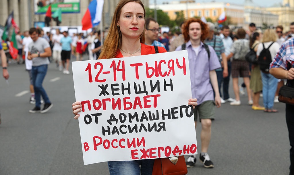 Сторонники принятия закона не гнушаются пользоваться откровенной ложью (о гибели аж 12 - 14 тыс. женщин в семье ежегодно). Между тем, например, в России в 2015 г. в семье погибло насильственной смертью 1060 человек - 304 ЖЕНЩИНЫ и 756 мужчин, среди них 36 детей (данные ГИАЦ МВД)