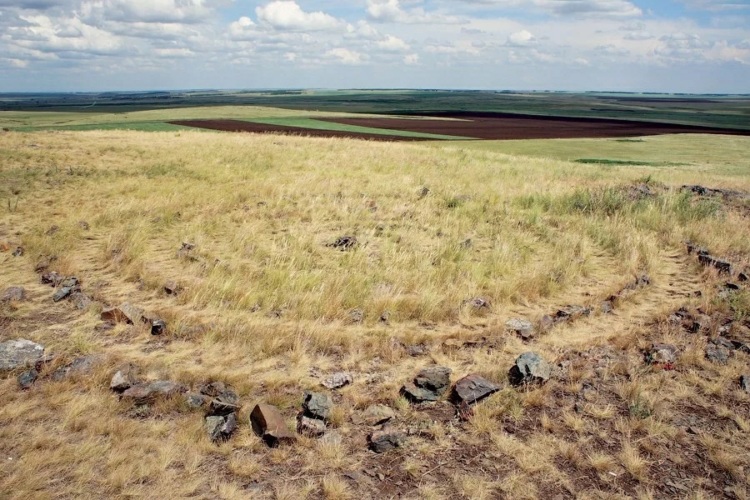 Аркаим. Остатки древних каменных культовых сооружения в степи