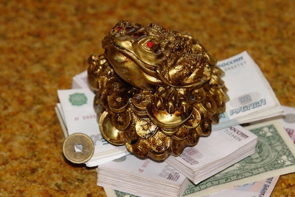 Китайская жаба на китайских дырявых деньгах - любимая икона современных русских?