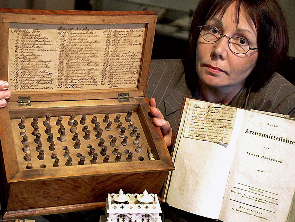 Инге Штройбер, заместитель директора исторического музея в Кётене (Саксония) демонстрирует книги с рукописными записями Самуэля Ганемана