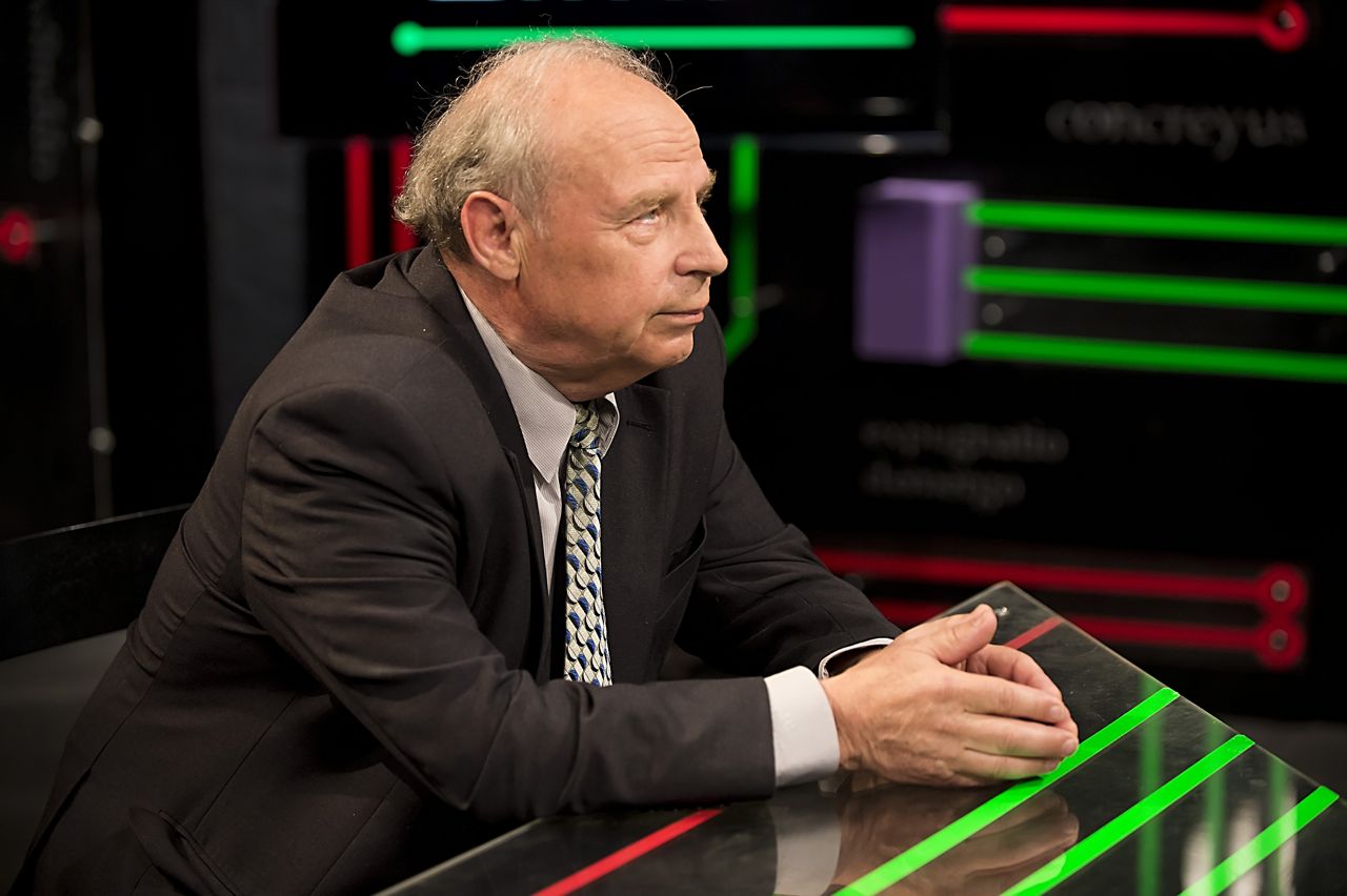 Оккультист от медицины Александр Степанов, биоэнерготерапевт, доктор медицинских наук, профессор. С 1990 по 1994 являлся вице-президентом Ассоциации народных целителей России. В 1992 организовал на кафедре электроакупунктуры методом доктора Р. Фолля и гомеопатии Института повышения квалификации врачей при МЗ РСФСР отдельный курс по постдипломному обучению врачей, овладевающих энергоинформационными методами диагностики и лечения.