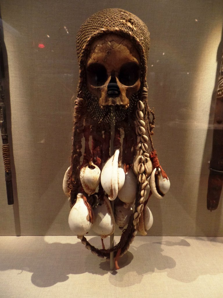 Ритуальный африканский амулет (обрег). Человеческий череп, нити, раковины, ткань, ратанг, XIX век