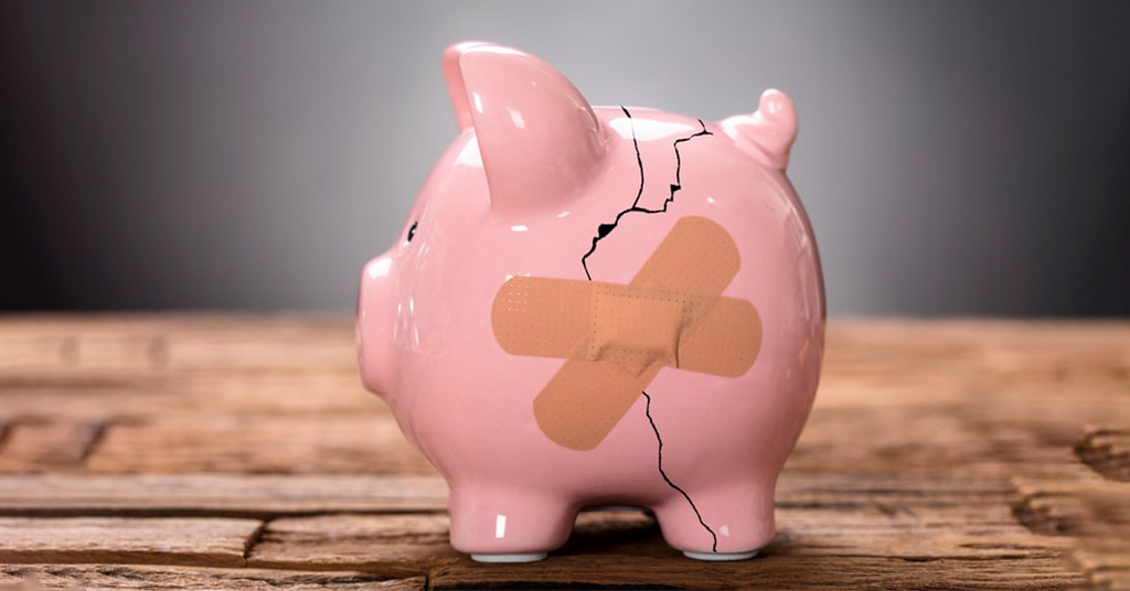 Ошибку невозвратных издержек (sunk cost fallacy) можно считать когнитивным искажением, а можно просто рассматривать как один из примеров непонимания человеком экономических явлений или же неумения применять достижения экономической науки в реальной жизни.