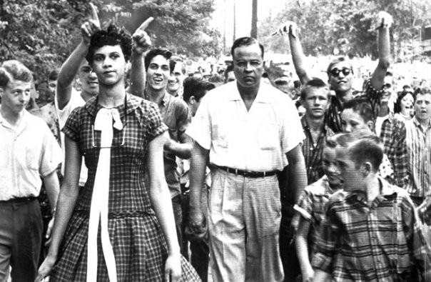 1957 год. Дорэти Коэнс - первая чернокожая студентка, поступившая в учебное заведение для белых - Harding High School in Charlotte, North Carolina. Продержалась там 4 дня