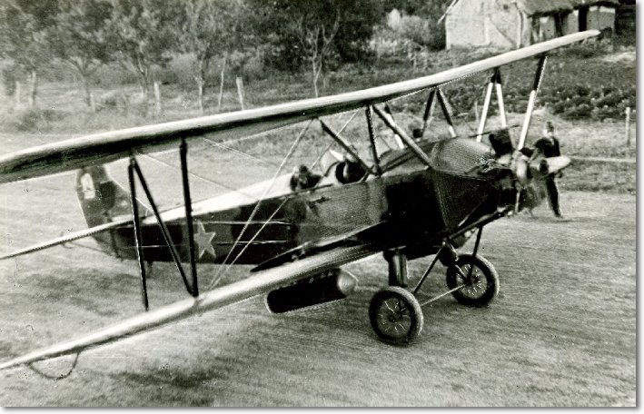 Боевой самолет ПО-2, на котором летали бомбить фашистов экипажи полка