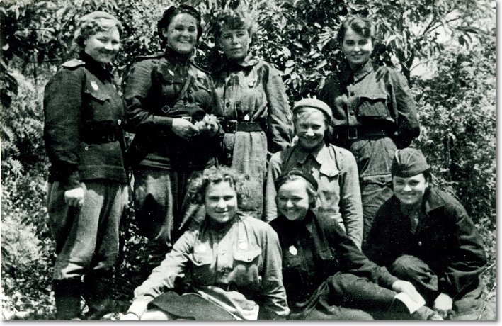 Механики на аэродроме. Фото - лето 1943 год