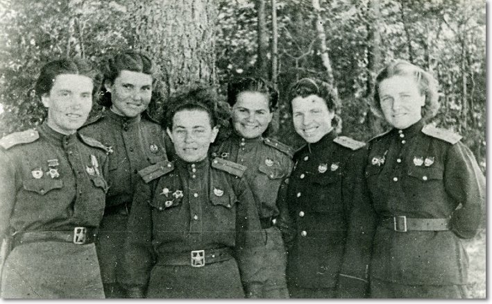 Герои Советского Союза: Таня Макарова, Вера Белик, Поля Гельман, Катя Рябова, Дина Никулина, Надя Попова. Фото - 1944 год