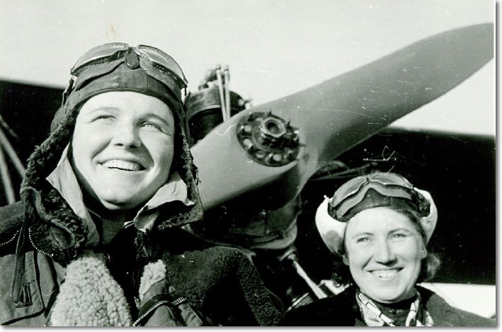 Герои Советского Союза Надежда Попова и Лариса Розанова. Фото - 1945 год