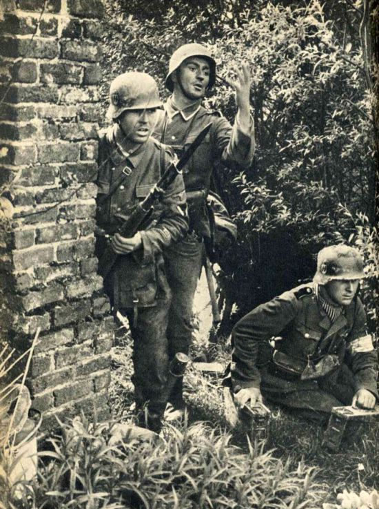 Немецкие солдаты Waffen-SS