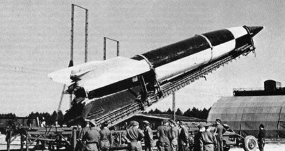 "Фау-2" (от нем. V-2 - Vergeltungswaffe-2 , оружие возмездия; другое название - нем. А-4 - Aggregat-4 , агрегат) - первая в мире баллистическая ракета дальнего действия, разработанная немецким конструктором Вернером фон Брауном и принятая на вооружение Вермахта в конце Второй мировой войны.