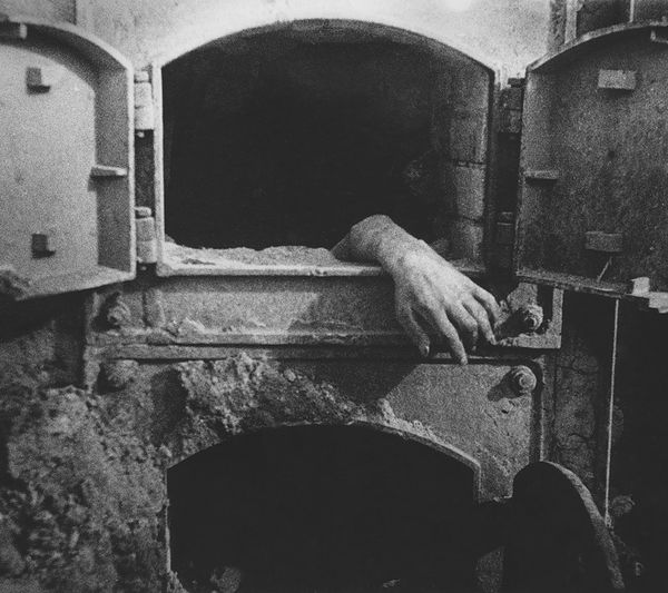 Человеческие останки в печи крематория концлагеря Штутгоф. Место съемки: окрестности Данцига (ныне Гданьск, Польша). Май 1945г. Автор: Марк Марков-Гринберг