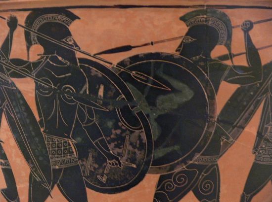 Гоплиты на вазе времён греко-персидских войн. Вооружение: копье, короткий меч, круглый щит, шлем коринфского типа, бронзовый панцирь (кираса)