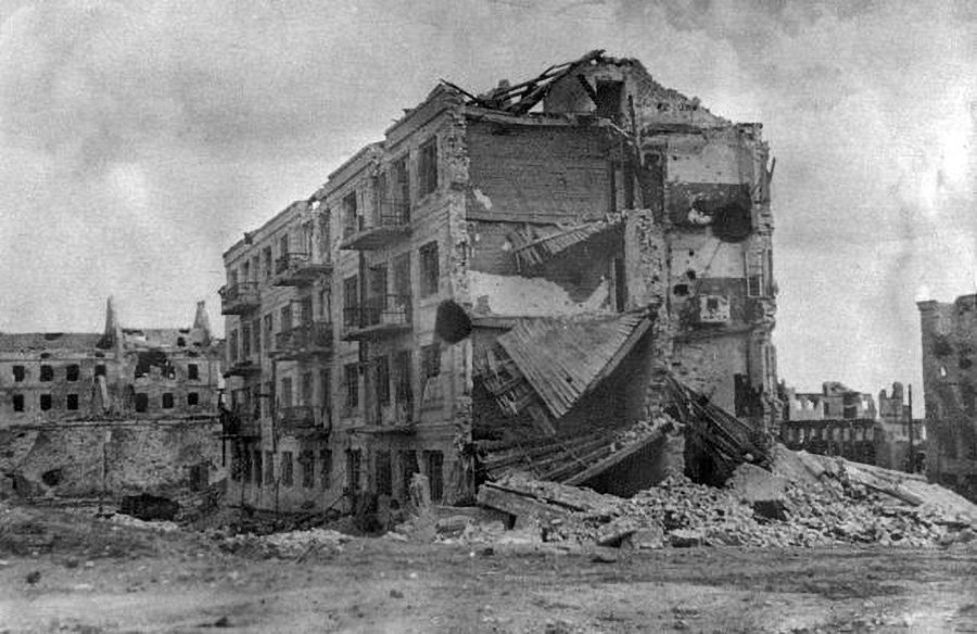 После окончания Сталинградской битвы. На заднем плане - Мельница Гергардта