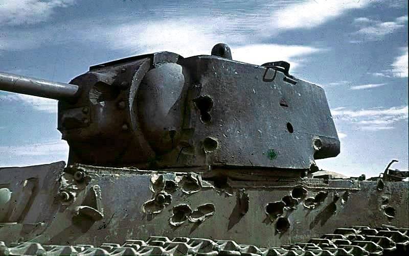 Погибший в Сталинградском сражении танк КВ-1. Броня имеет многочисленные вмятины