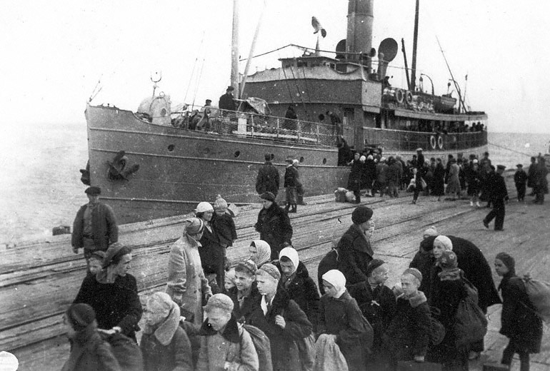 Эвакуация. Ленинградцы садятся на пароход