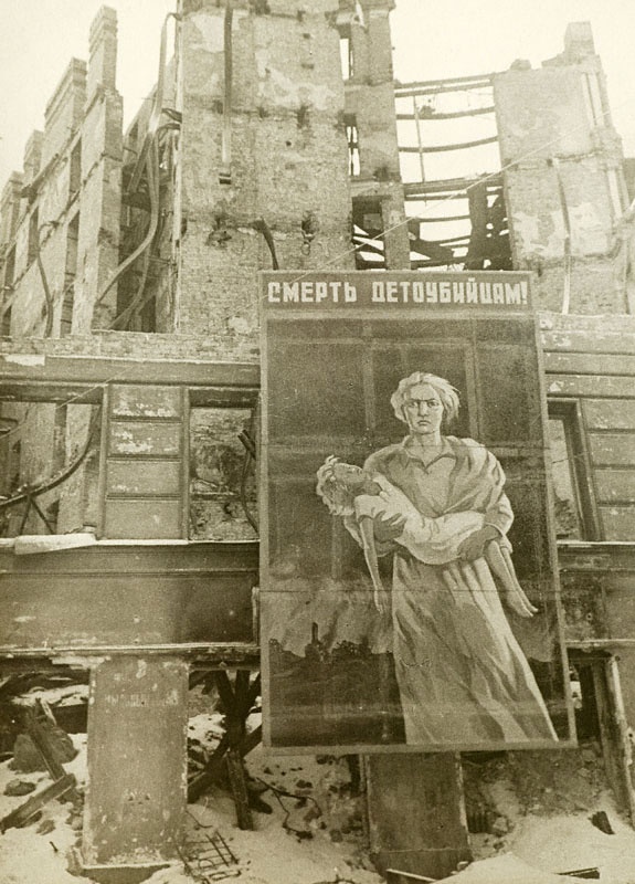 Плакат 'Смерть детоубийцам!' на стене разрушенного дома. Ленинград