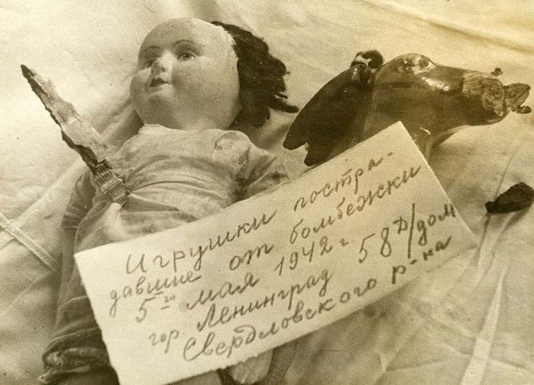 Игрушки воспитанников детского дома № 58, пострадавшие от бомбежек и артобстрелов