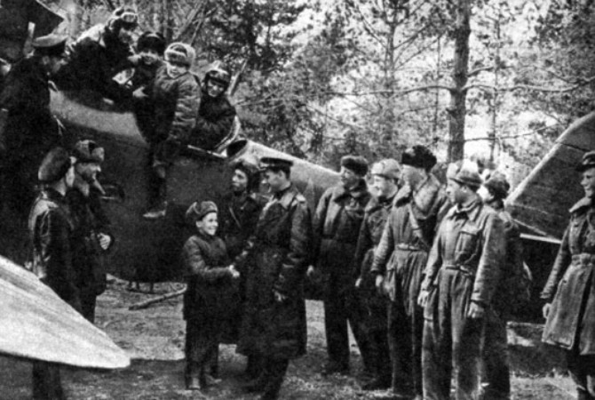 Погрузка детей на самолет Александра Мамкина. Операцию "Звездочка" снимали два кинооператора