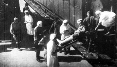 Погрузка раненных в военно-санитарный поезд