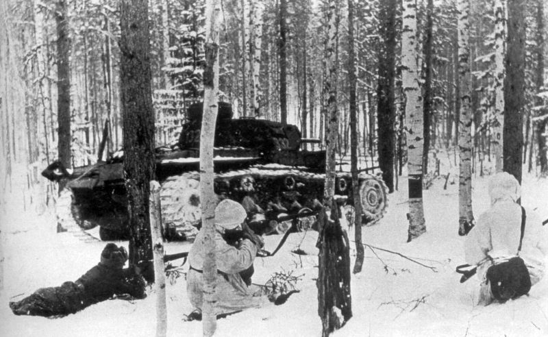 Советские бойцы у уничтоженного немецкого танка Pz.kpfw.3 