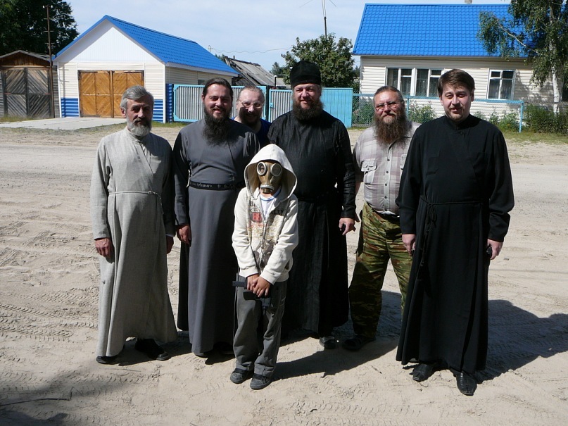 Васюганский боец. Выходим из гостиницы с. Новый Васюган, в это время из дома напротив (с синей крышей) выходит колоритный боец с пистолетом-пулеметом. Любо, что есть юноши, не стесняющиеся быть воинами и оригиналами! Фото - Максим Степаненко
