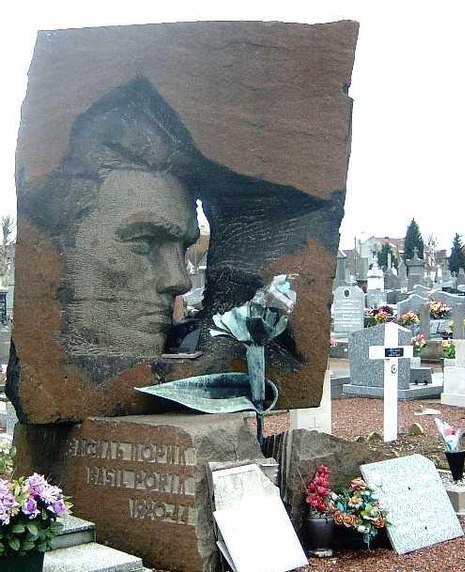 На кладбище в городе Энан-Бомон, где похоронен Василий Порик, в 1968 году советским посольством был установлен гранитный памятник. Это был первый памятник, установленный СССР на территории Франции. Фото С.В. Дыбова (2005 г.).