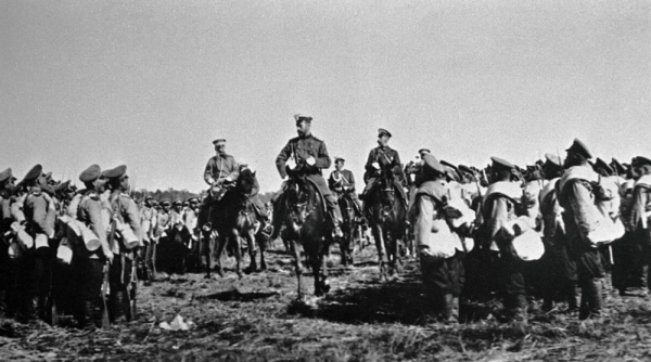 Император Николай II  объезжает строй полков, отправляющихся в Маньчжурию