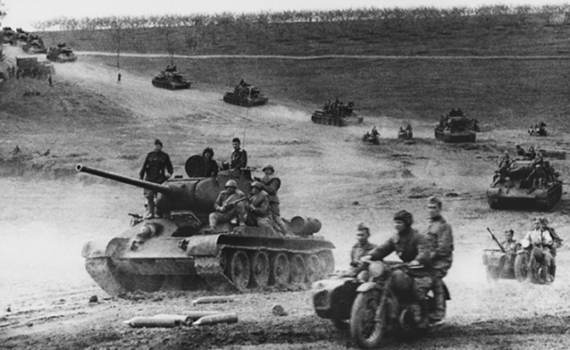 Советские танки T-34 на марше
