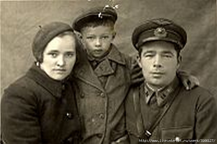 Лейтенант Виктор Украинцев - артиллерист, бронебойщик. Уличен в актах саботажа. Несколько попыток побега.