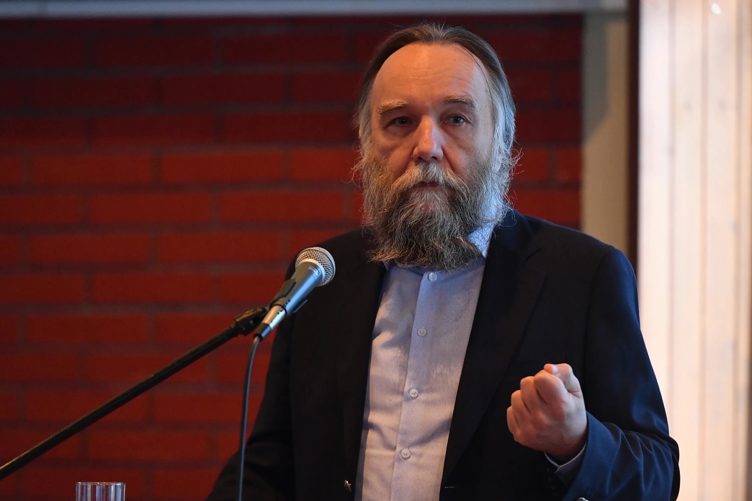 У Александра Дугина нет никакой полноценной "философии". Философия это целостное и внутренне более-менее связанное мировоззрение, имеющее явные позиции в вопросах онтологии, гносеологии, этики, эстетики и т.д
