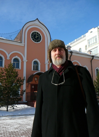 Профессор Александр Леонидович Дворкин во дворе Богоявленского собора г. Томска напротив музея Томской духовной семинарии