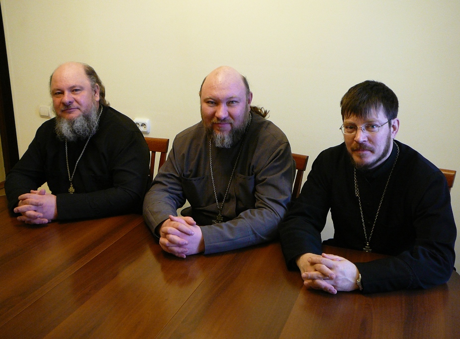 Слева на право: священники Олег Зырянов, Игорь Зырянов и Максим Гаськов