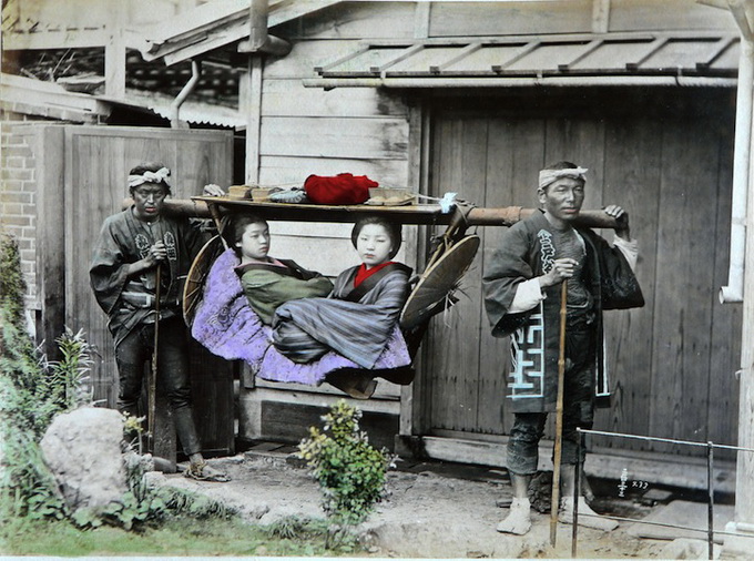 Япония и японцы конца XIX века. Предположительно, снимки делал фотограф итальянского происхождения Адольфо Фарсари, который после военной карьеры поселился в Йокогме. На снимках изображена повседневная жизнь обычных японцев на рубеже XIX и XX веков. Все работы раскрашены вручную. Фото - Etoday.Ru