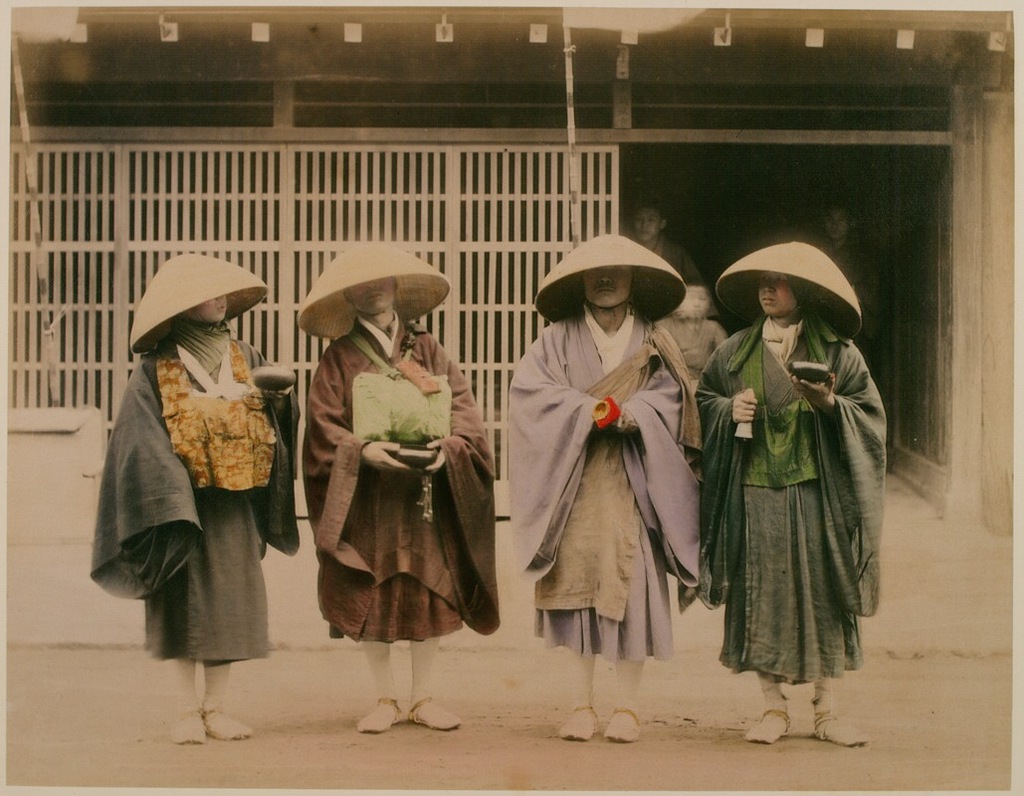 Подданные японского императора с ладошниками в руках. Фото около 1880 года