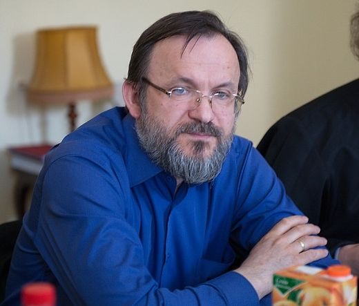 Роман Конь, преподаватель сектоведения Московской Духовной академии, Сретенской духовной семинарии, Нижегородской Духовной семинарии и Коломенской Духовной семинарии, кандидат богословия, исследователь современных сектантских движений России. Автор книги "Введение в сектоведение".