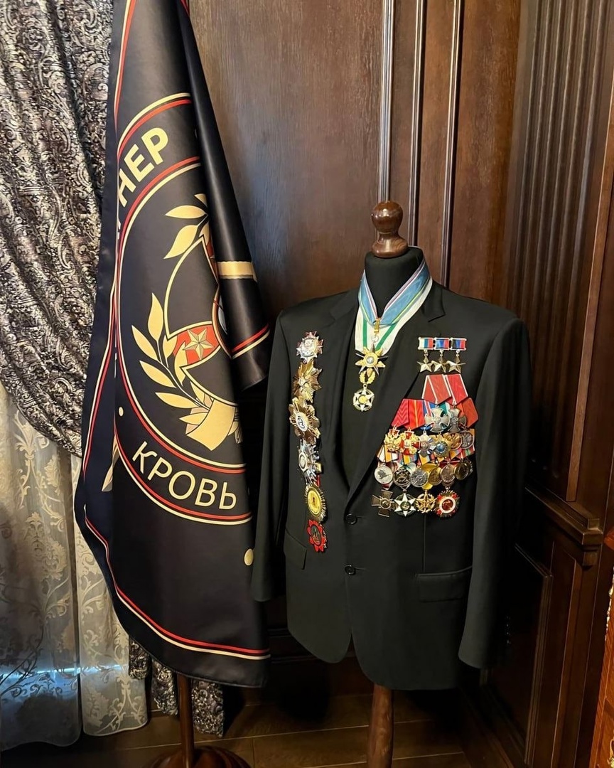 Награды Евгения Пригожина: Герой России, Герой ЛНР, Герой ДНР, Два Ордена Мужества, Орден "За заслуги перед Отечеством", Орден Александра Невского, Орден Дружбы, Медали Ордена "За заслуги перед Отечеством" I и II степеней, Медаль "За возвращение Крыма", иные награды от арабских и африканских государств)