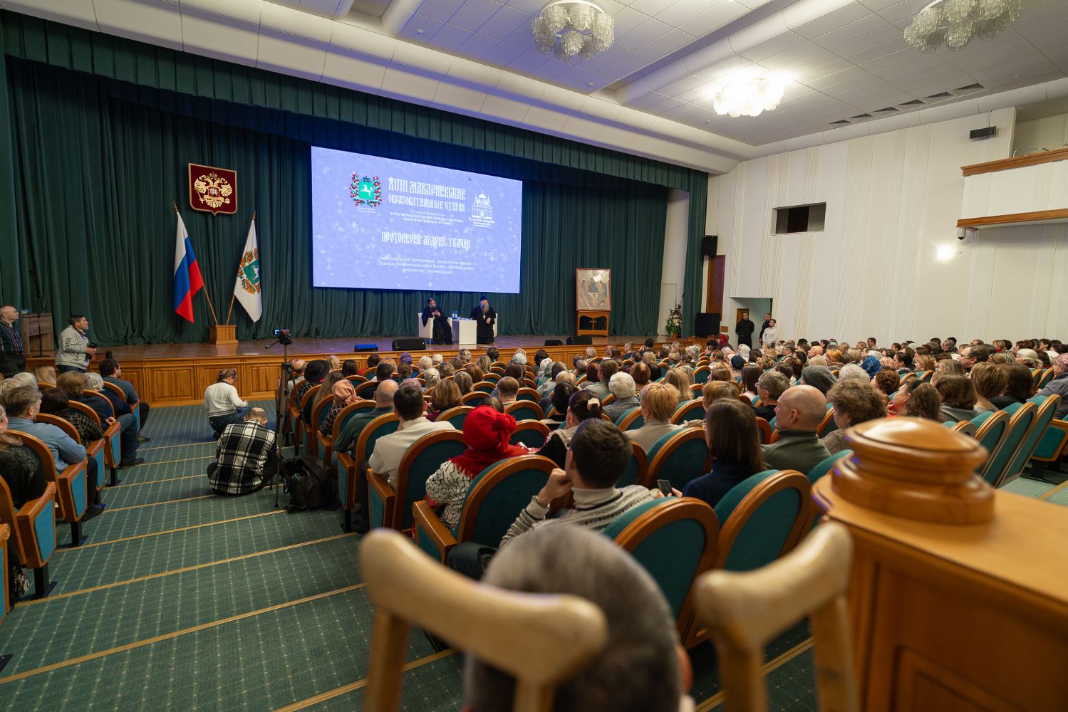 Так получилось, что видео встречи именитого проповедника с томичами сохранилось только благодаря старику в черной клетчатой рубахе (сидит на полу). Вы думаете меня поблагодарили и дали премию? Приказали удалить!