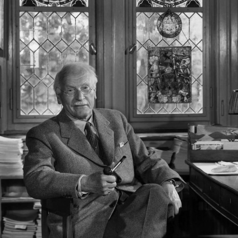 Карл Густав Юнг (1875 - 1961) - швейцарский психолог и психиатр, педагог, основоположник аналитической психологии. Юнг развил учение о коллективном бессознательном, в образах (архетипах) которого видел источник общечеловеческой символики, в том числе мифов и сновидени