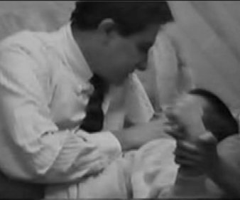 Лженаучная психотерапевтическая концепция и практика Attachment Therapy (АТ) ("терапия привязанности"), получившей распространение в США для "реабилитации" приемных и усыновленных детей