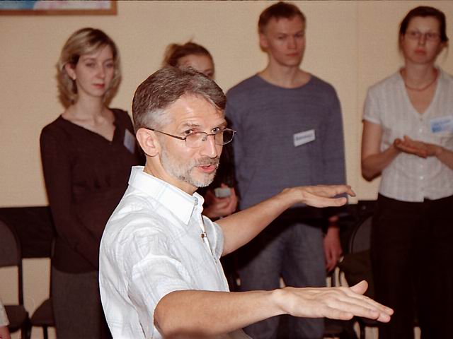 Николай Козлов - основатель "Синтона", проводит тренинг