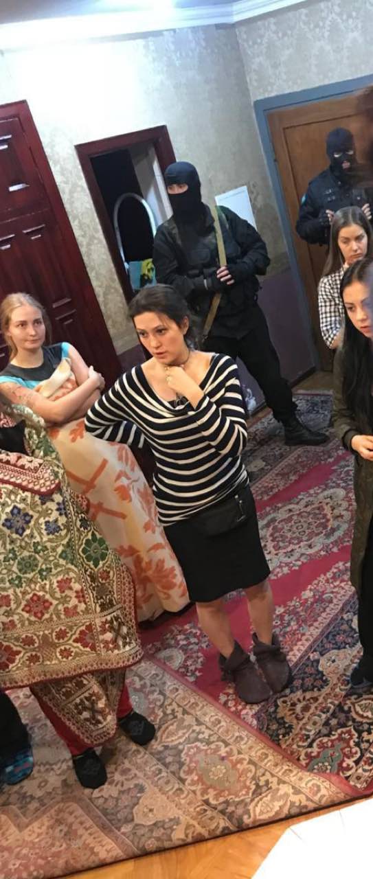Анастасия Соколова из г. Соликамска тоже с детства в лагере, сейчас она – жрица, а ее мать – организатор; фото – обыск в одном из Ашрамов