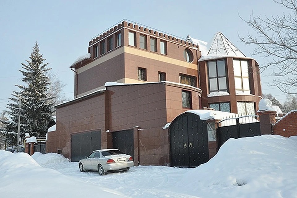 В этот дом секта** переехала, когда стала больше зарабатывать