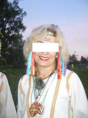 "Христианка" Татьяна Орлеан с неоязыческими украшениями и оберегами на одном семинаров секты Константина Руднева на Алтае