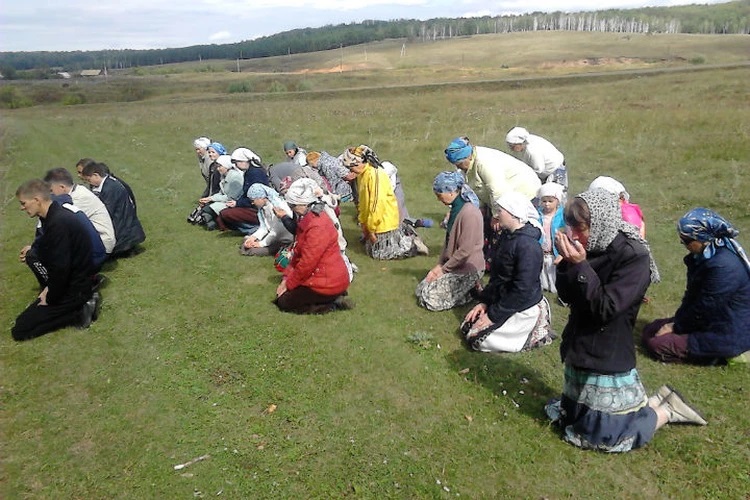 Адепты секты Ата Жолы ("Орда", "Путь предков") на молитве