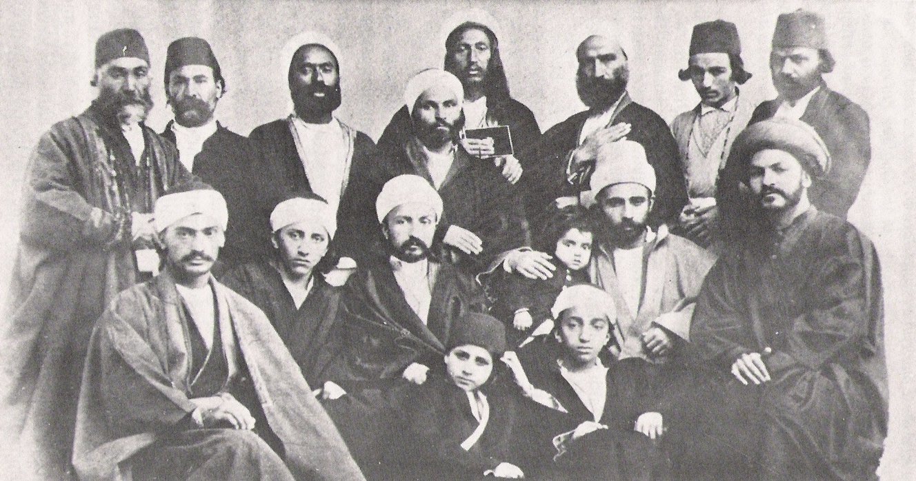 Потомки и последователи Бахауллы в Адрианополе (около 1868 года): (стоят слева направо): Мирза Мухаммад Али Нахри (отец жены Абдул-Баха Муниры Ханум), Мирза Насруллах Тафриши, Набиль-и-Азам, Мирза Ага Джан Кашани (Хадимулла)* (секретарь Бахауллы), Мишкин-Калам, Мирза Али Сайях, Ага Хусейн Ашчи, Ага Абдул Гаффар Исфахани. (Сидят слева направо): Мирза Мухаммад Джавад Газвини*, Мирза Михди (сын Бахауллы), Абдул-Баха (старший сын Бахауллы), Мирза Мухаммад-Кули (младший сводный брат Бахауллы, предположительно, с одним из его детей) и Сиййид Михди Дахаджи (Исмулла Махди)*. (Сидят на земле слева направо): Мадждеддин бен Мусса Ирани* (племянник Бахауллы) и Мирза Мухаммад Али* (сын Бахауллы). Звёздочкой (*) отмечены ставшие последователями унитарного бахаизма