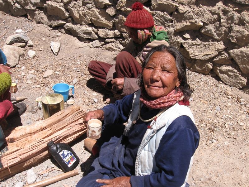 Тибетская женщина предлагает мне чай. Селение Киибер. Высота 4 200 м. Малый Тибет.