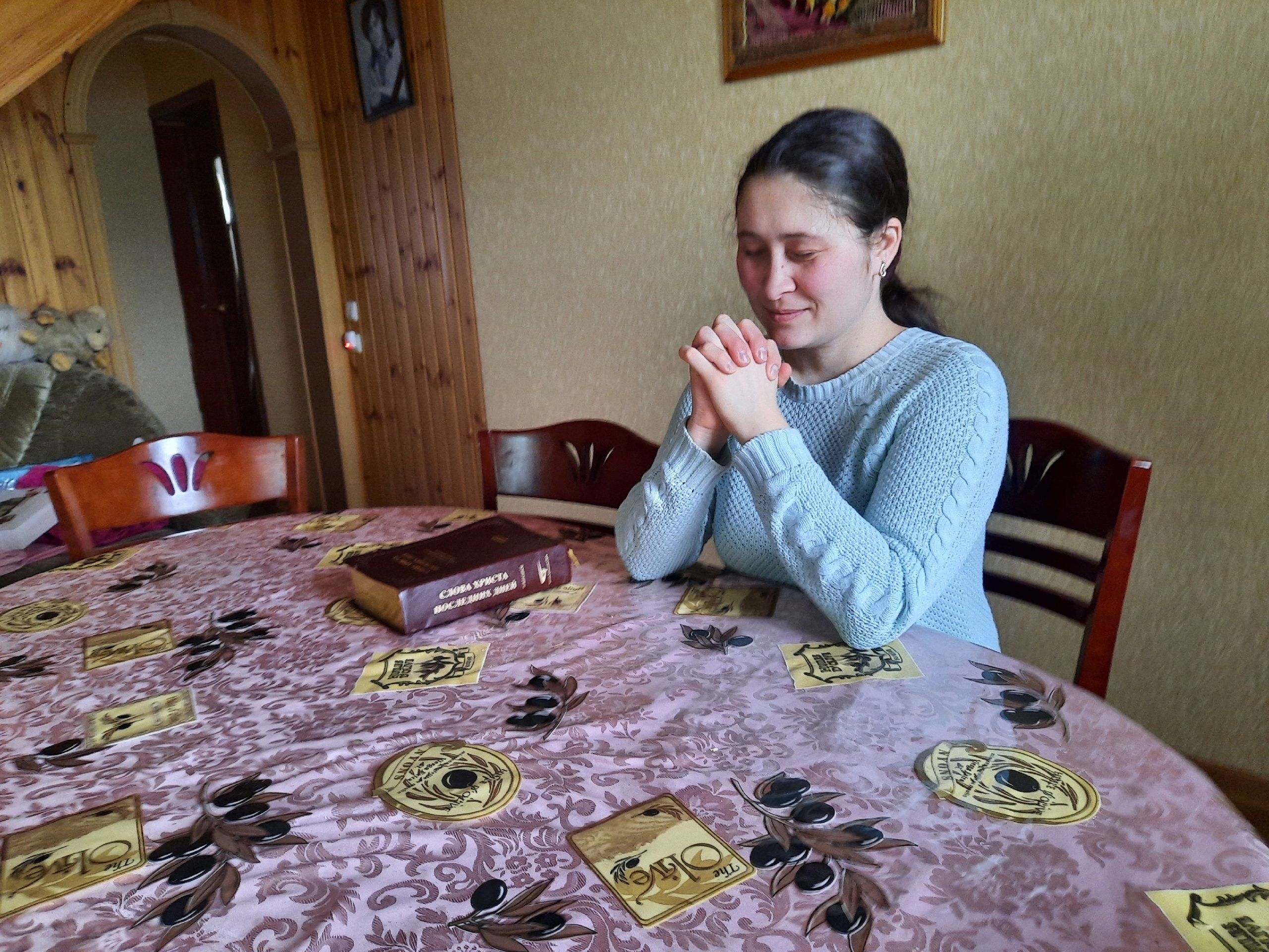 Вот реально фото "Лены Елены". Если видите книгу "Слова Христа последних дней" и характерный символ - крест с "молнией": не ошибетесь - это секта "Церковь всемогущего Бога" (Восточная молния)