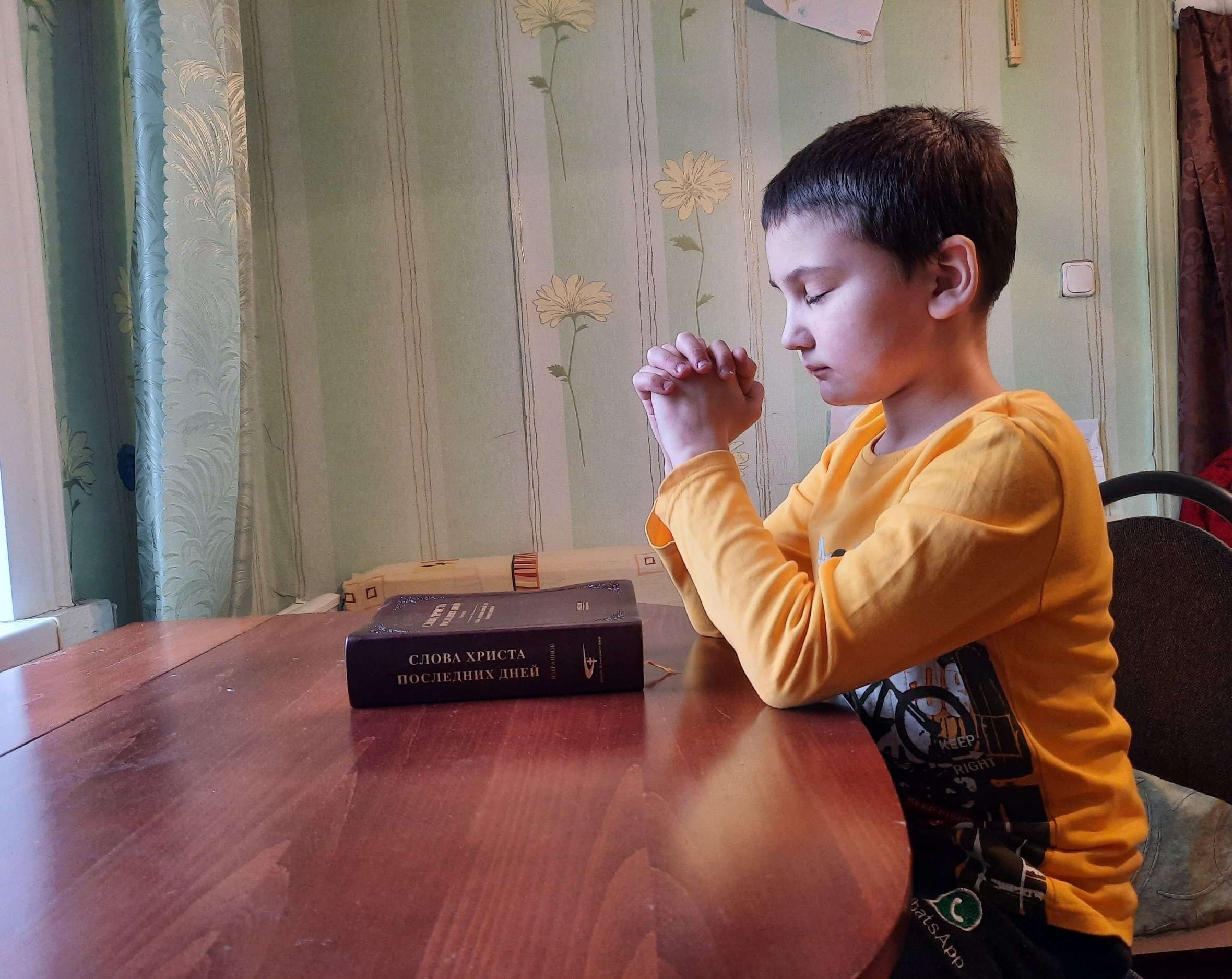 Если видите книгу "Слова Христа последних дней" и характерный символ - крест с "молнией": не ошибетесь - это секта "Церковь всемогущего Бога" (Восточная молния). Ну и конечно, православные так руки не складывают в молитве...