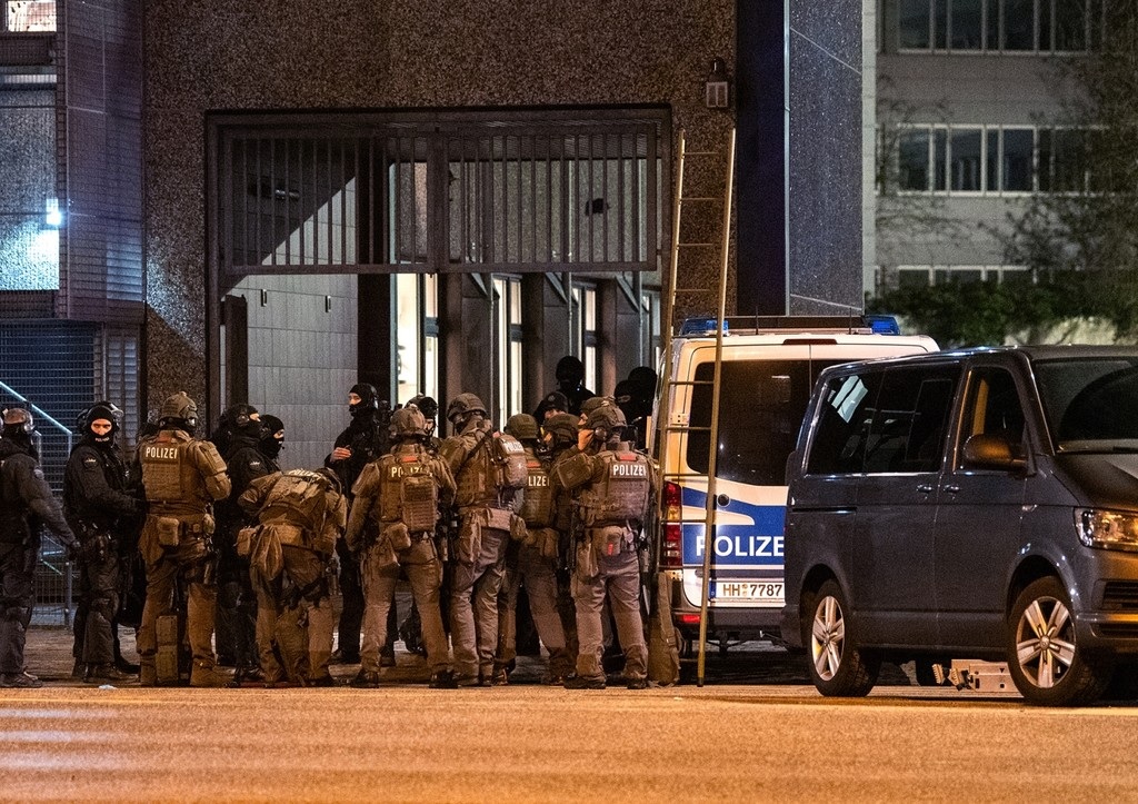 Германия потрясена происшествием в портовом Гамбурге: вечером 9 марта злоумышленник устроил стрельбу в стенах помещения, принадлежащего общине "Свидетели Иеговы" (признана экстремистской и запрещена в РФ). Погибли семь человек, включая преступника, он покончил с собой.